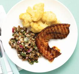 Tandoori speklapjes met linzen en yoghurtdressing met peterselie